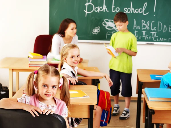 Enfants en classe près du tableau noir . — Photo