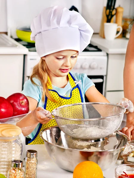 Kind bak koekjes. — Stockfoto