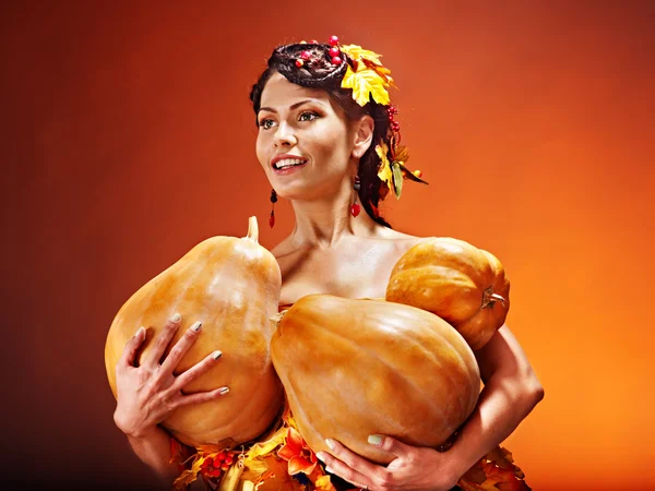 Vrouw met herfst vruchten. — Stockfoto