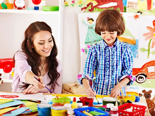 Família com pintura infantil  . — Fotografia de Stock