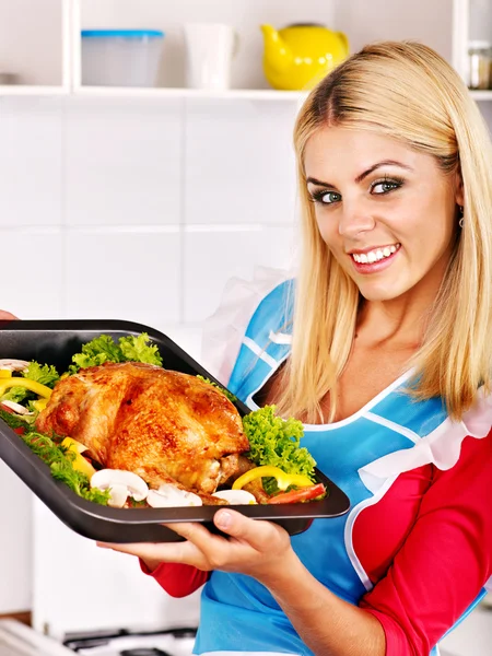 Woman cooking chicken at kitchen. — Stock Photo, Image