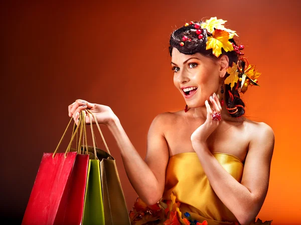 Chica con peinado de otoño y maquillaje . — Foto de Stock