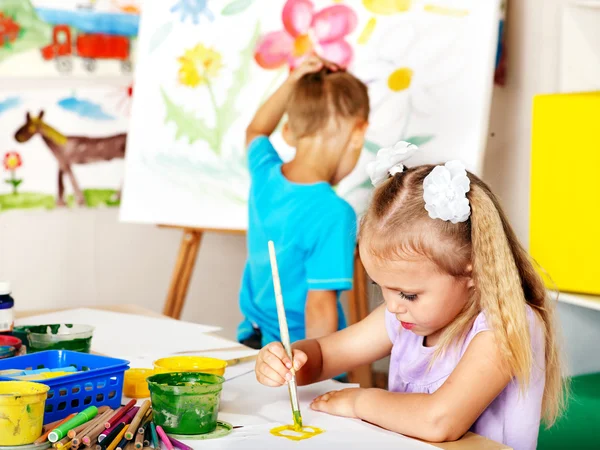 Crianças menino e menina pintura . — Fotografia de Stock