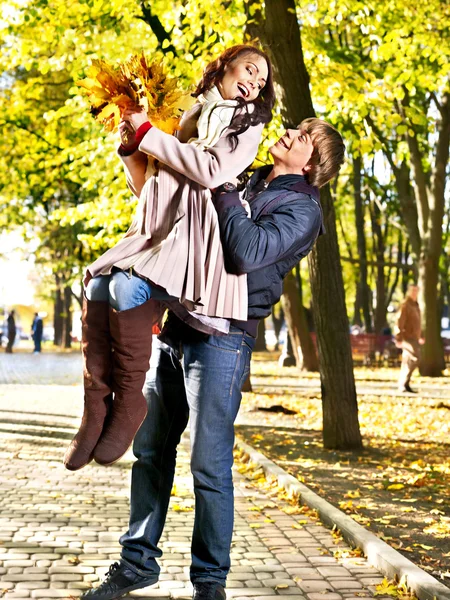 Пара на свидание осенью на открытом воздухе . — стоковое фото