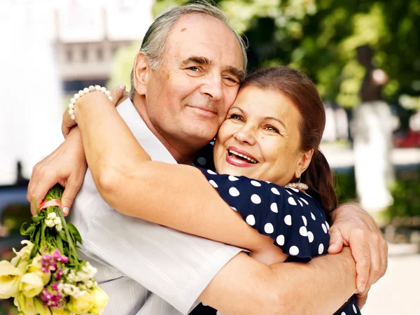 Feliz pareja de edad al aire libre . — Foto de Stock