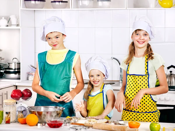 Kinder backen Plätzchen. — Stockfoto