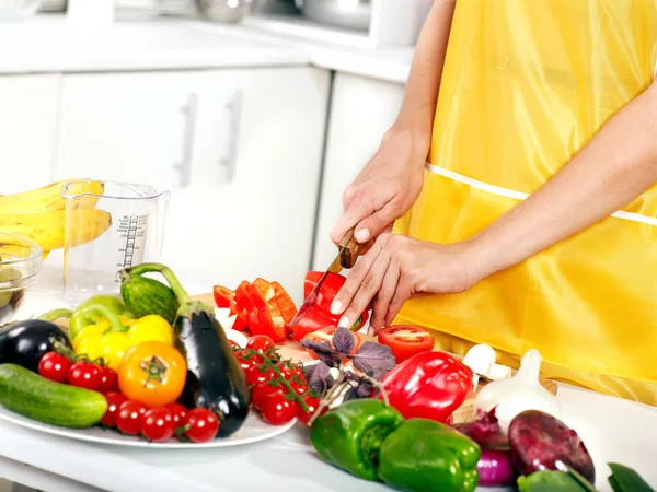 Kvinnlig hand skära grönsaker på kök. — Stockfoto