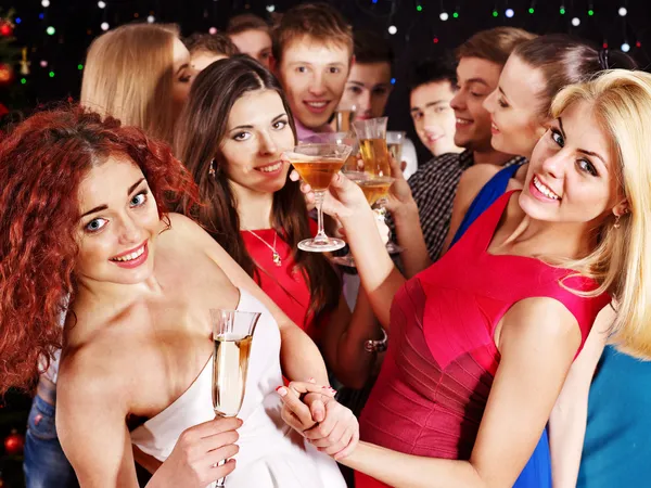 Grupo de personas bailando en la fiesta . — Foto de Stock