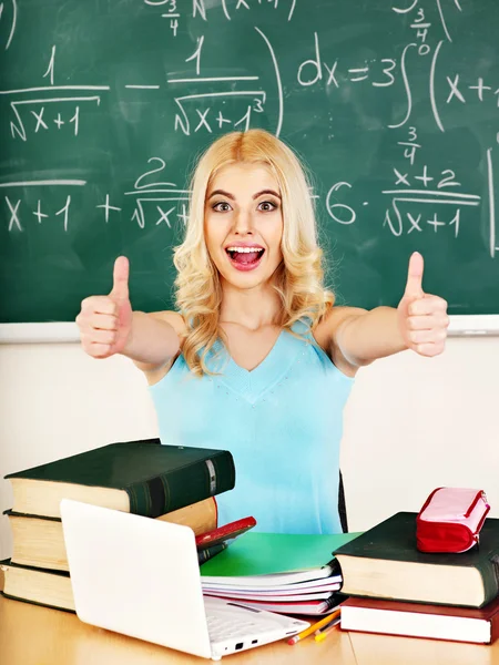 Mulher em sala de aula . — Fotografia de Stock