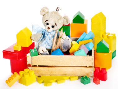 çocuk oyuncakları oyuncak ayı ve küpler.