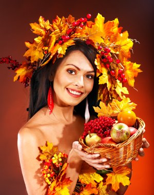 Kız holding sepet meyve ve.