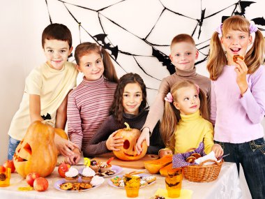 Aile ile çocuk tutan oyulmuş kabak olun.