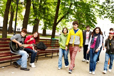 bir grup insan Şehir Parkı içinde müzik dinlemek.