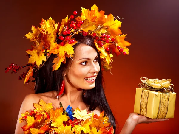 Niña con una corona de hojas de otoño en la cabeza . —  Fotos de Stock
