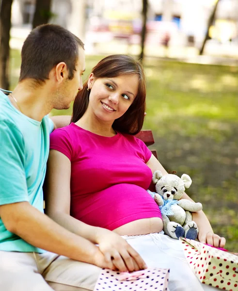 Mulher grávida com homem ao ar livre . — Fotografia de Stock
