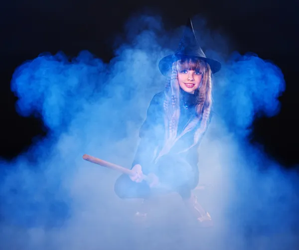Dziewczyna w kapelusz czarownicy, Latanie na miotle. — Zdjęcie stockowe