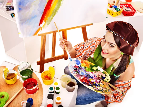 Artista donna al lavoro . — Foto Stock