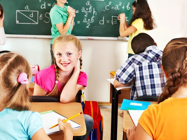 School kind schrijven op blackboard. — Stockfoto