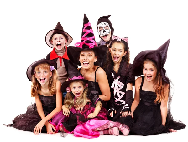 Halloween-feest met groep kind houden snijwerk pompoen. — Stockfoto