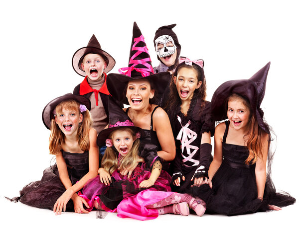 Хэллоуин вечеринка с группой ребенка проведение резной тыквы
.