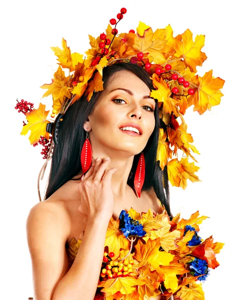 Fille avec une couronne de feuilles d'automne sur la tête . — Photo