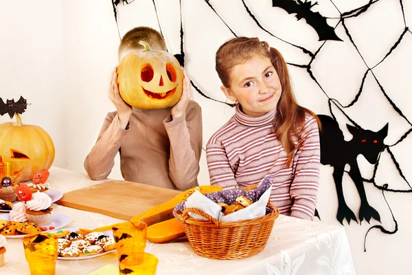 Halloweenfest med barn hålla Bus eller godis. — Stockfoto