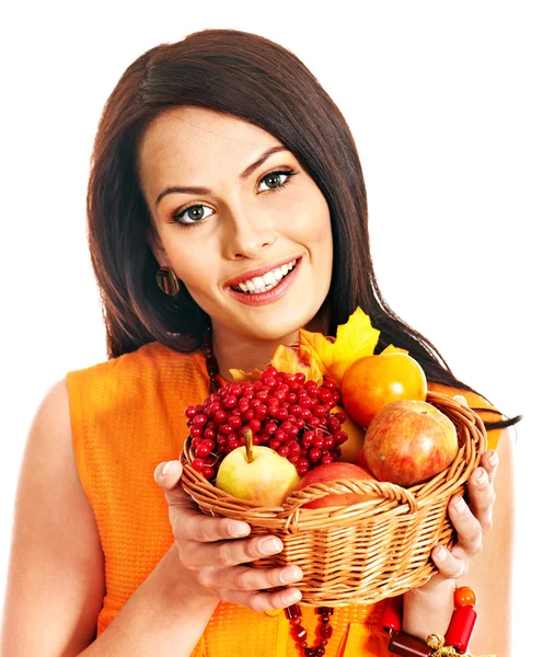 Mujer sosteniendo cesta de otoño . — Foto de Stock