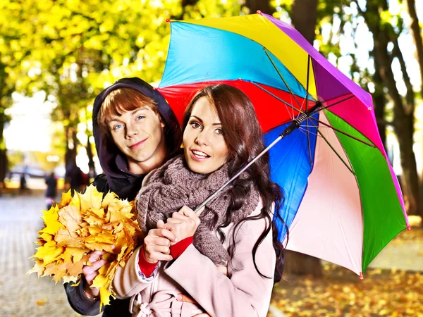 Paar bei Date im Herbst draußen. — Stockfoto