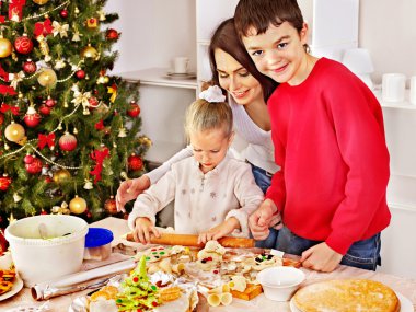 hamur xmas mutfakta çalışırken çocuklu aile.
