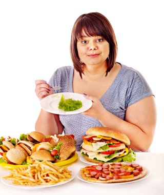 kadın meyve ve hamburger arasında seçim yapma.