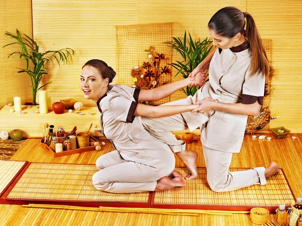Terapeut dávat protahovací masáž pro ženy. — Stock fotografie