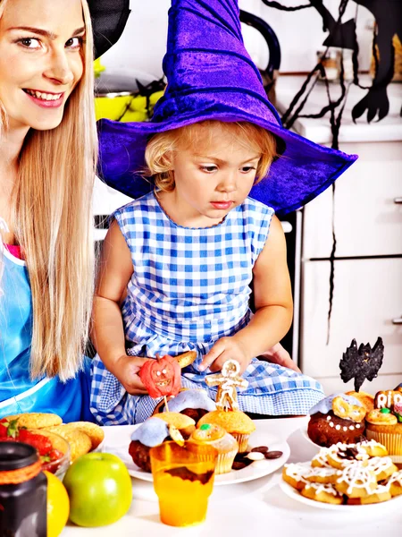 Aile Halloween gıda hazırlama. — Stok fotoğraf