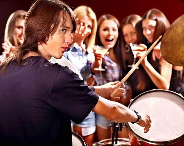 Grupo de pessoas tocando guitarra . — Fotografia de Stock