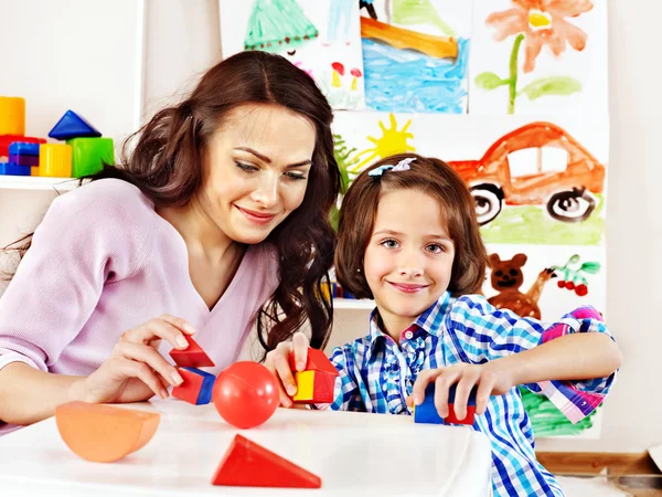 Familie mit Kind spielt Ziegel. — Stockfoto