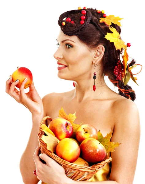 Meisje bedrijf mand met fruit. — Stockfoto