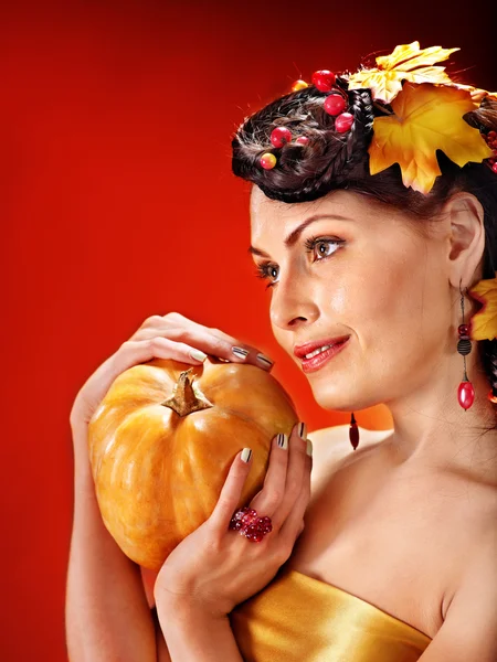 Donna che tiene cesto autunno . — Foto Stock