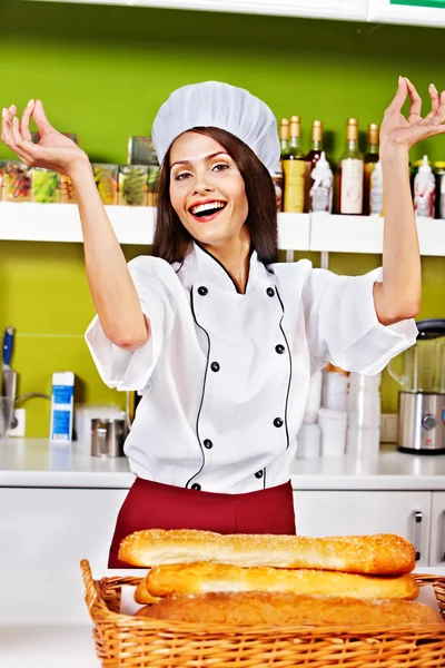 Chef mujer sosteniendo comida . — Foto de Stock