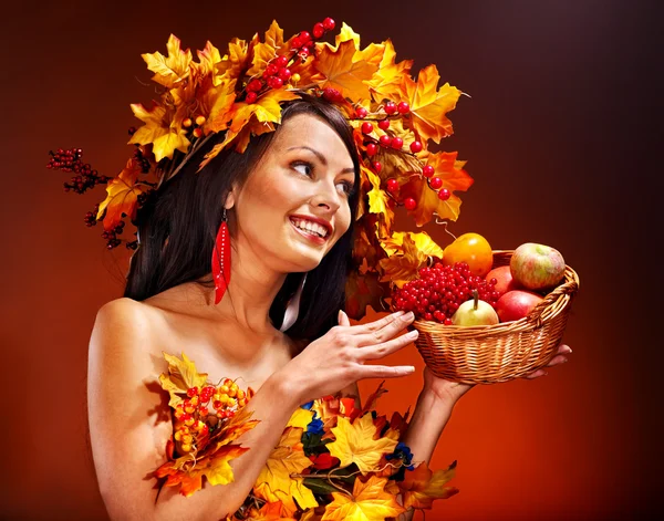 Mujer sosteniendo cesta de otoño . — Foto de Stock