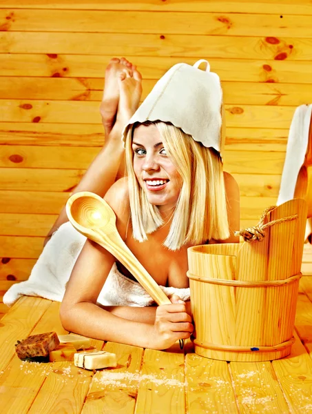 Meisje in sauna. — Stockfoto