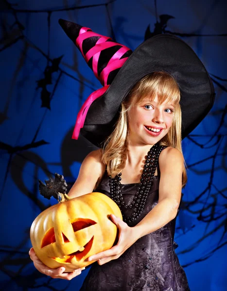 Criança bruxa na festa de Halloween . — Fotografia de Stock