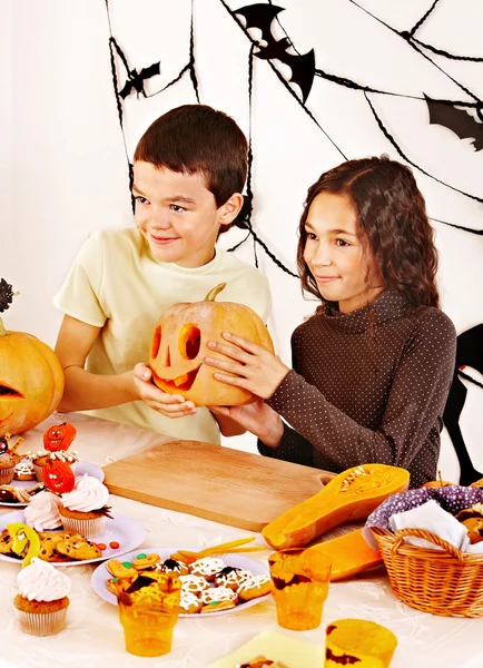 Halloweenfest med barn hålla Bus eller godis. — Stockfoto