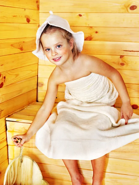 Niño relajándose en la sauna . — Foto de Stock