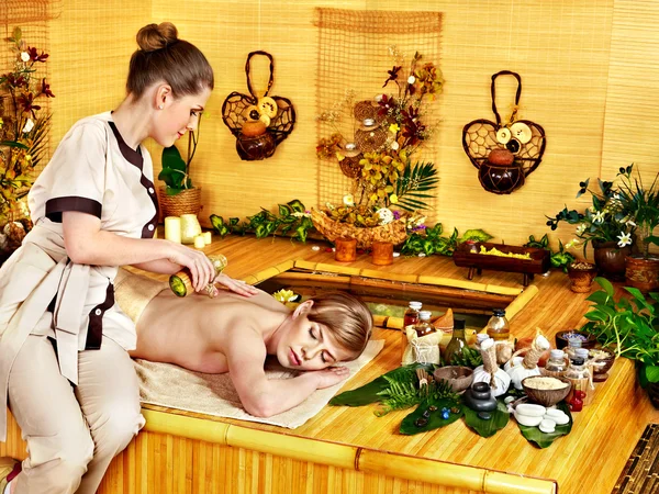 Mulher recebendo relaxamento massagem  . — Fotografia de Stock