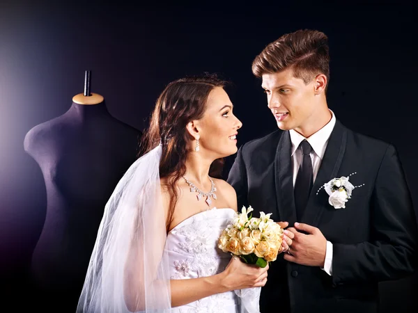 Casal tentar vestido de noiva na loja . — Fotografia de Stock