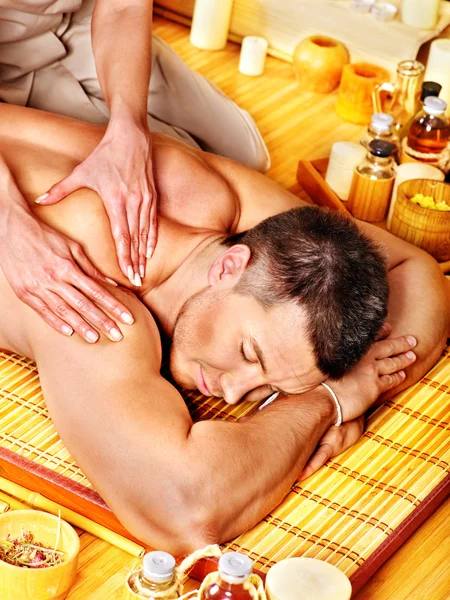 Homem recebendo massagem de bambu . — Fotografia de Stock