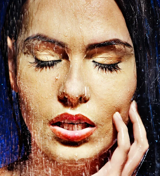 Islak kadın yüzü ile su damlası. — Stok fotoğraf