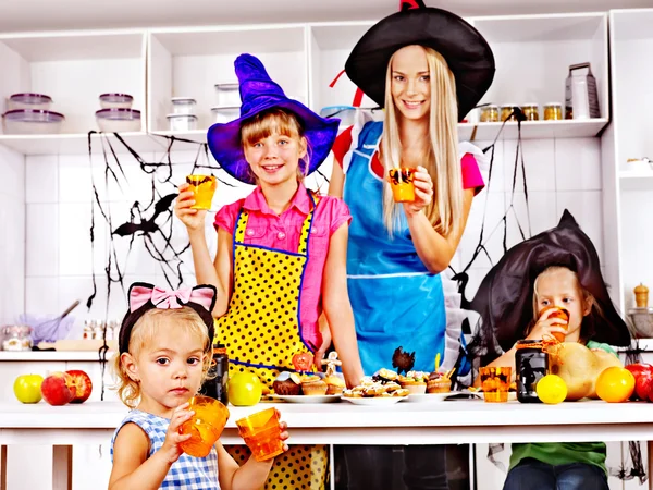 Familia preparando comida de halloween . — Foto de Stock