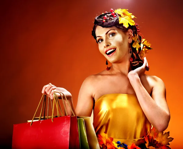 Chica con peinado de otoño y maquillaje . — Foto de Stock