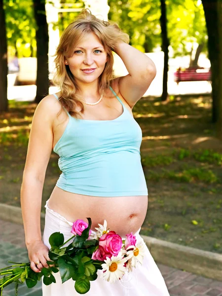 Беременная женщина на открытом воздухе . — стоковое фото
