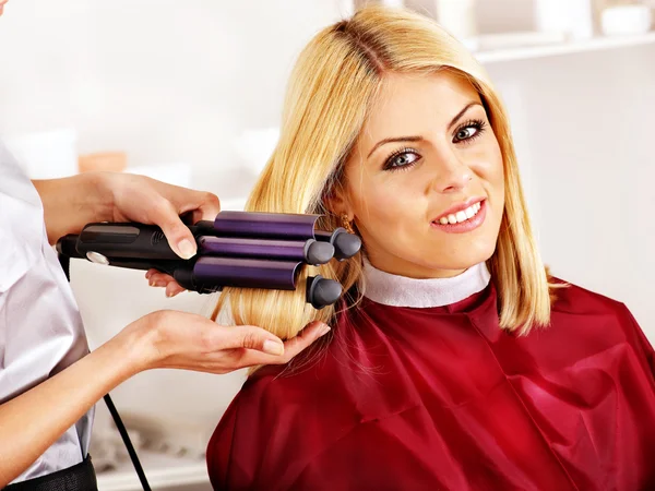 Woman at hairdresser. — Stock Photo, Image